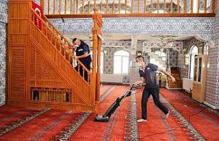 Buca’nın camilerinde bayram temizliği
