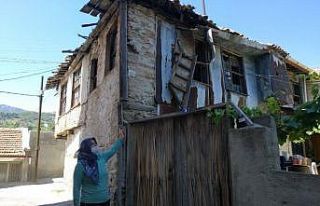 Buldan’da yıkılmak üzere olan ev tehlike saçıyor