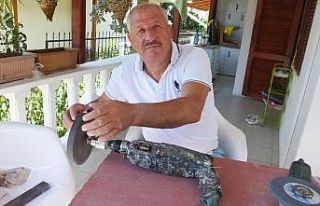 Burhaniye’de bedava bıçak bileme yapıyor