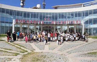 Burhaniye’de gurbetçi aile çocukları sevindirdi