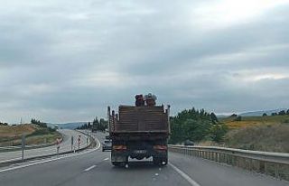 Bursa’da kamyon üstünde tehlikeli yolculuk