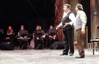 Bursa’da mesafeli tiyatro oyunu sergilendi