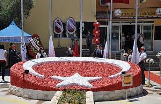 Büyük emekler sonucu tamamlanan Bayrak figürü...