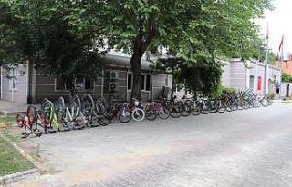 Çaldıkları bisikletleri sattıkları iddia edilen...