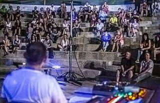 Canlı radyo programında efsane müzik grubu Pink...