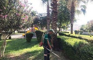 Ceyhan’da park ve bahçeler temizleniyor