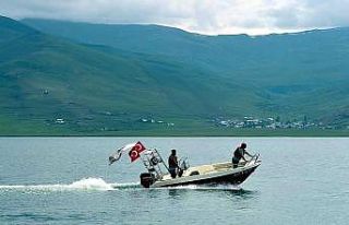 Çıldır Gölün’de tekne turları başladı