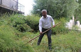 Çim biçme makinesi bozulunca belediye başkanı...