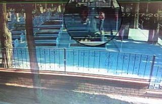 Çocuklar şehitlikteki bayrakları çaldı