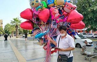 Çocuklara hem mutluluk dağıtıyor hem de örnek...