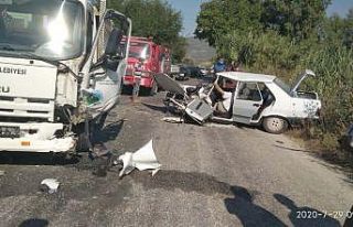Çöp kamyonu Tofaş marka otomobili çöpe çevirdi