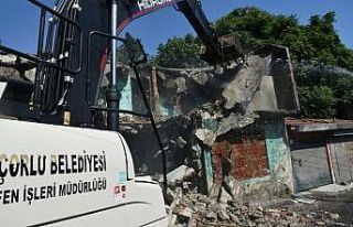 Çorlu’da metruk binalar yıkılıyor