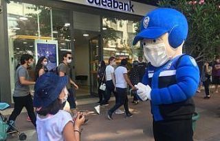 Covid-19 ile mücadelede maskot polisler devreye girdi