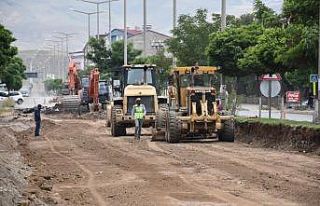 Cumhuriyet Caddesi’nde asfalt yapım çalışmalarına...