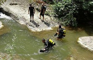 Dalgıç polisler kaybolan genci arıyor