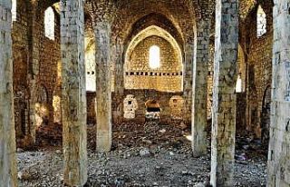 Definecilerin hedefi olan tarihi kilise ve manastır...