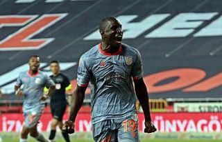Demba Ba lig tarihine geçti