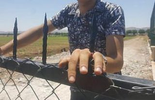 Demir korkuluk eline ok gibi saplandı