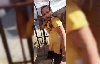 Demir parmaklıklara sıkışan küçük kızı itfaiye...