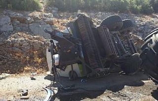 Devrilen traktör ortadan ikiye bölündü