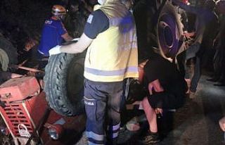Devrilen traktörün altında kalan sürücü ölümden...