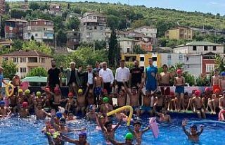Dilovalı çocukların havuz keyfi