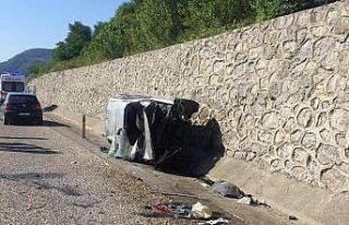 Direksiyon hakimiyetini kaybeden sürücü duvara...