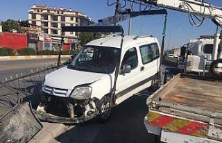 Direksiyon hakimiyetini kaybedince bariyerlere çarptı