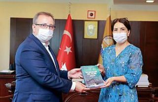 Doç. Dr. Çetin, Rektör Prof. Dr. Tabakoğlu’na...