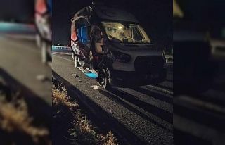 Doğum vakasından dönen ambulans kaza yaptı: 4...