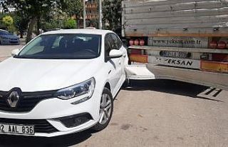 Dönüş yapmak isteyen otomobile çarptı