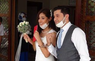 Düğün hediyesi olarak kelepçe taktı