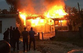 Düzce’de 2 katlı ev alev alev yandı