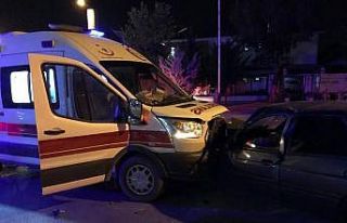 (Düzeltme) Ambulans ile otomobil çarpıştı: 7...
