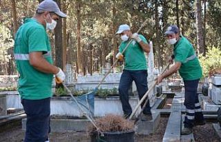 Efeler’de mezarlıklar bayrama hazırlanıyor