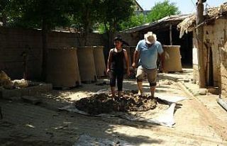 Ekmeklerini taştan ve çamurdan çıkarıyorlar