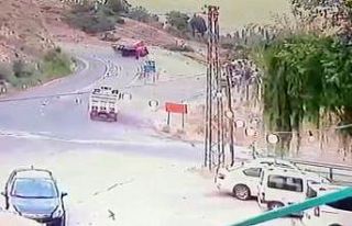 Elazığ’da kamyonun devrilme anı kameralara yansıdı