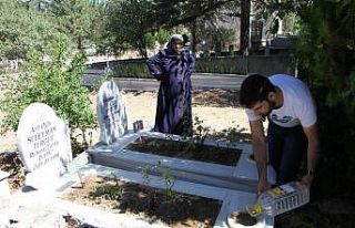 Elazığ’da mezarlıklarda ziyaretçi yoğunluğu