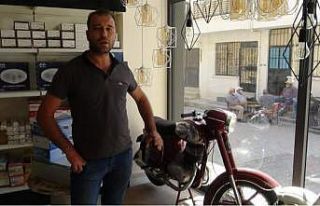 Elektrikçi dükkanında sergilenen klasik motosikletler...