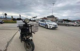 Elektrikli bisiklet otomobile çarptı: 1 yaralı