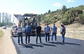 Emet’te bir köy yoluna daha sıcak asfalt