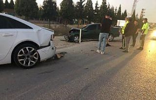 Emniyet şeridinde bekleyen araca arkadan çarptı:...