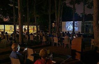 Engelsiz Kafe’de yıldızlar altında sinema keyfi