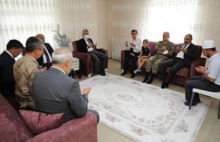 Erzincan protokolü şehit ailelerini ziyaret etti