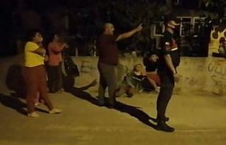 Eşini sokak ortasında darp etti