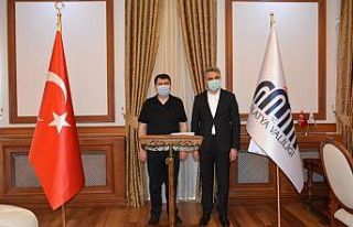 Eski makamına bu kez ziyaretçi olarak geldi