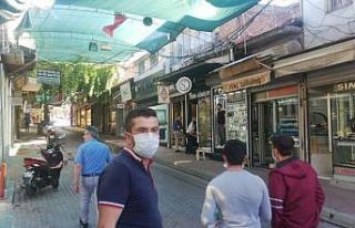 Esnaf güneş sıcağından korunmak için gölgelik...