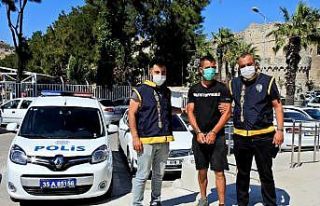 Ev sahibi uyanınca balkondaki şortu çalıp kaçtı