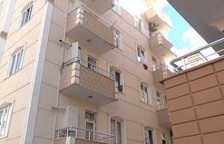 Evde kilitli kalan ikizler ortalığı birbirine kattı