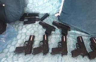 Evde yapılan aramada 12 kaçak tabanca ele geçirildi